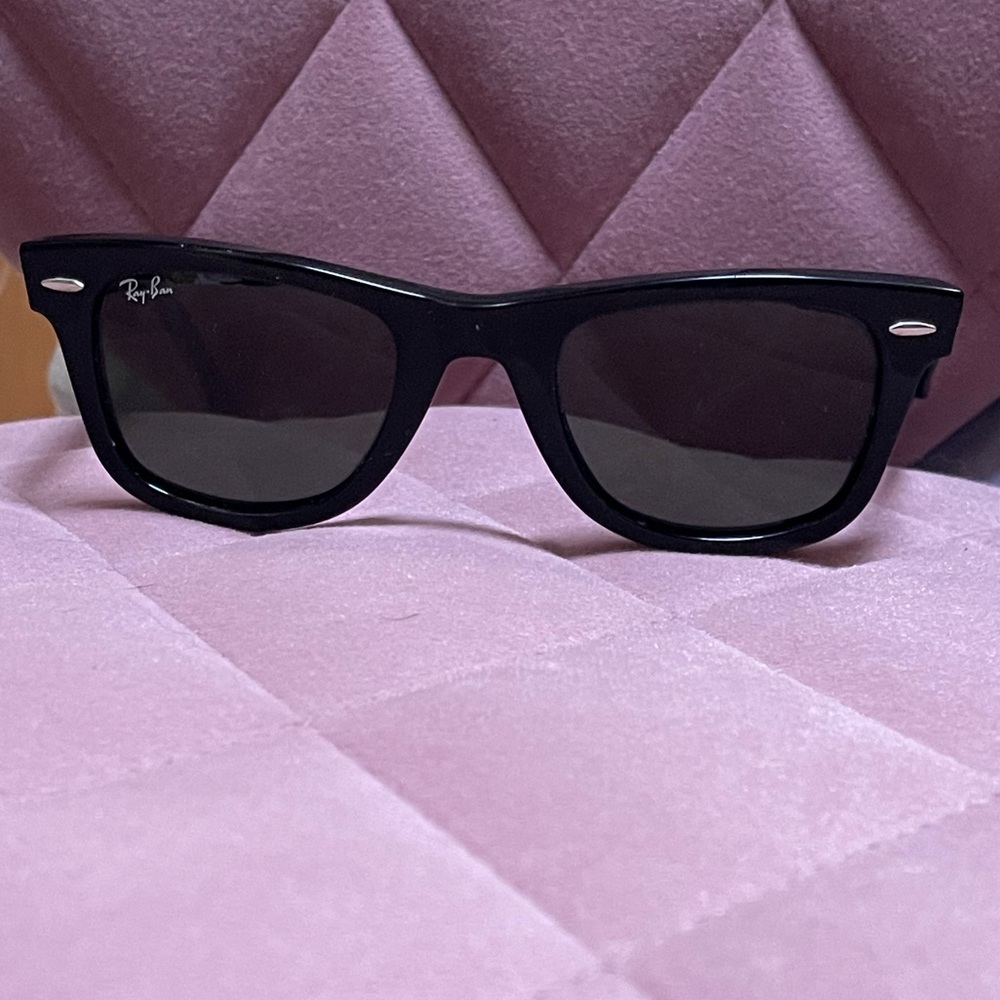 Ray-Ban Wayfarer Sunglasses in Black! 😎